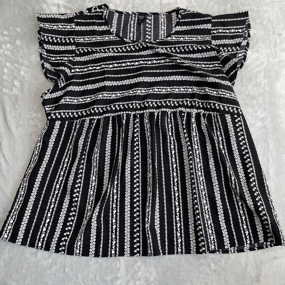 Emery Rose Shirt Women Plus 5XL Black White Geometric Stretch Flowing Long Tunic